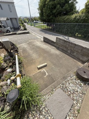 東松山市大字東平 中古戸建の前面道路含む現地写真|駐車スペース（土留め一部解体必要）
