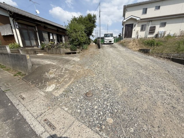 東松山市大字東平 中古戸建の駐車場|入口部分の道