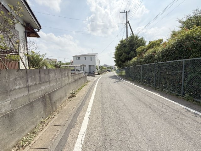東松山市大字東平 中古戸建の前面道路含む現地写真|南側道路