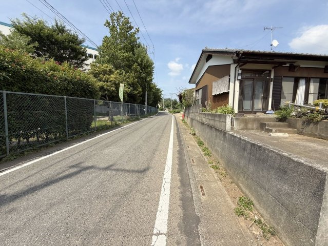 東松山市大字東平 中古戸建の前面道路含む現地写真|北側道路