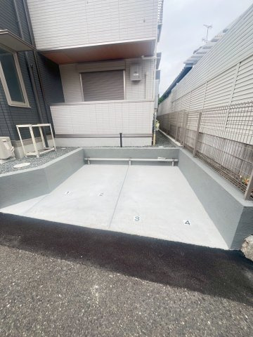 ラ・メゾン三保町の駐車場