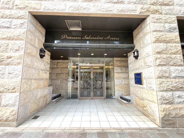 プレサンス桜通アベニューのエントランス|重厚感のある石貼りの壁と洗練されたデザインが住まう方を出迎えます。