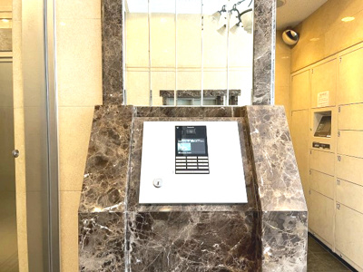 【防犯設備】 | プレサンス桜通アベニュー | 居住者の安心を守るオートロック付きの集合エントランスです。来訪者をしっかり確認でき日々の暮らしに安心感をもたらします。