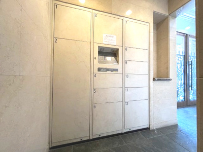 【設備】 | プレサンス桜通アベニュー | 不在時でも荷物を受け取れる、便利な宅配ボックスを完備。再配達の手間なく、スムーズに荷物を受け取れて安心です。