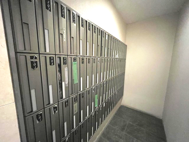 プレサンス桜通アベニューの設備|セキュリティ対策されたエントランスに設置された集合ポスト。プライバシーに配慮しつつ、郵便物も安心して受け取れます。