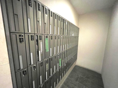 【設備】 | プレサンス桜通アベニュー | セキュリティ対策されたエントランスに設置された集合ポスト。プライバシーに配慮しつつ、郵便物も安心して受け取れます。