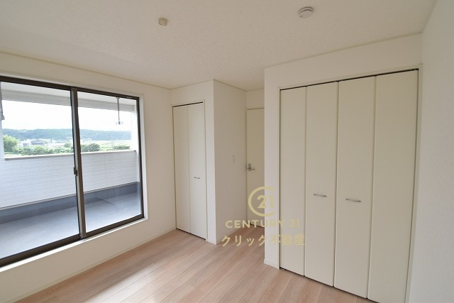 Cradlegarden　 北茨城市中郷町粟野　第1　1の洋室|フローリングなので重い家具も置けます。カーテンと家具を揃えるなどして、お好みのインテリアを楽しむことができます。収納スペースは全室に配備しております。