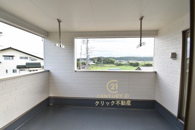 Cradlegarden　 北茨城市中郷町粟野　第1　1のバルコニー|インナーバルコニーは洗濯物外干し派の強い味方！天気が変わりやすい季節の外出も安心です。外出が難しい日に出るだけでも気分転換になる、嬉しいスペースです。