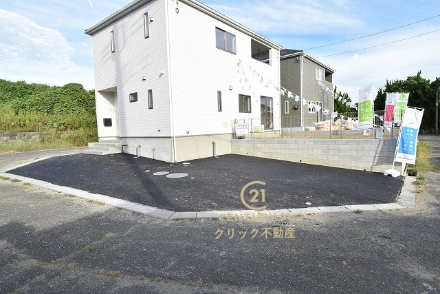 Cradlegarden　 北茨城市中郷町粟野　第1　1の駐車場|並列駐車可能なカースペースを確保。毎日のお車の出し入れがストレスなく行えます！
内覧可能です。ご予約はHPから、またお電話でも、お気軽にどうぞ。