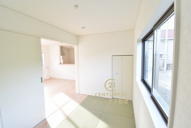 Cradlegarden　 北茨城市中郷町粟野　第1　1の和室|フチなし畳で洋室仕様の和室です。ペタンと座ったりゴロンと横になったり、寛ぎの場所になります。収納スペースは折戸でデザインしました。