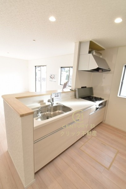 Cradlegarden　 北茨城市中郷町粟野　第1　1のキッチン|対面式システムキッチンは料理中や後片づけの間も会話が楽しめ、家族に一体感が生まれます。十分な広さのキッチンなら、家族での分担作業もはかどりそう！