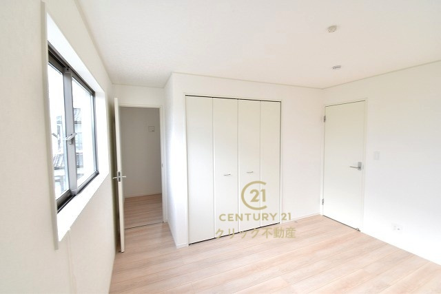 Cradlegarden　 北茨城市中郷町粟野　第1　1の洋室|折戸を開くと壁面クローゼット。衣類が横一列に並ぶためひと目で洋服が選びやすい！衣類をたくさんお持ちの方もスッキリ片付きます♪