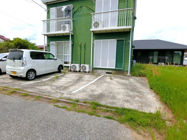 コウシンハイツの駐車場