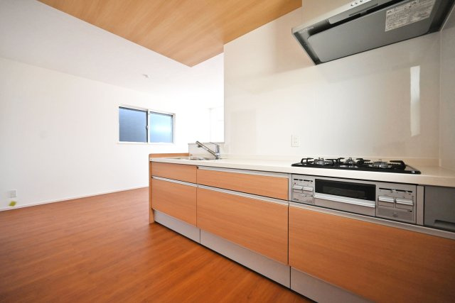 ファーストタウン西難波町2丁目新築一戸建て│1LDK+2S+駐車1台可|収納豊富×機能性充実のシステムキッチン。
３口コンロとグリル付きで、お料理の幅が広がる嬉しいキッチンです。