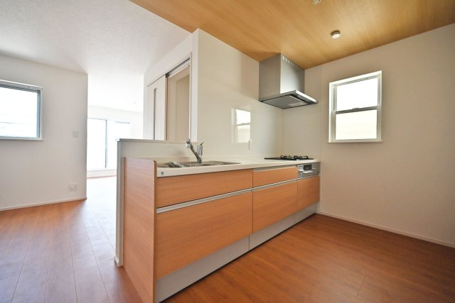 ファーストタウン西難波町2丁目新築一戸建て│1LDK+2S+駐車1台可のキッチン|LDKに奥行き・メリハリが生まれる折下天井を採用◎
キッチンからもリビングが見渡せて、コミュニケーションが深まる心地良い空間です。