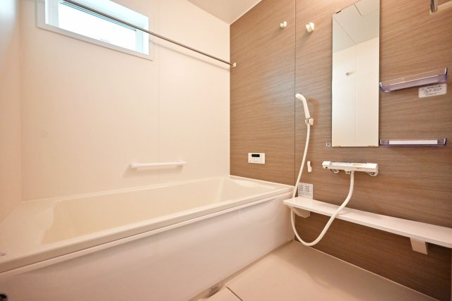 ファーストタウン西難波町2丁目新築一戸建て│1LDK+2S+駐車1台可の浴室|一日の疲れを癒す心地よいバスタイムを実現します。
浴室乾燥機完備で雨の日でも安心してお洗濯ができます。
