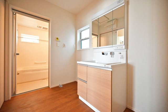 ファーストタウン西難波町2丁目新築一戸建て│1LDK+2S+駐車1台可の独立洗面台|明るい洗面化粧台で、毎朝の支度もはかどります。 鏡裏と洗面台に収納があり、日用品やスキンケア用品などもたくさんしまえてすっきりとした空間を保つことができます。