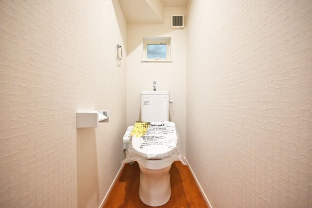 ファーストタウン西難波町2丁目新築一戸建て│1LDK+2S+駐車1台可のトイレ|トイレには換気扇と小窓が配置されています。温感便座や温水洗浄、水栓一体などの機能が装備されたウォッシュレットトイレを1階と2階に1か所ずつ配置しています。