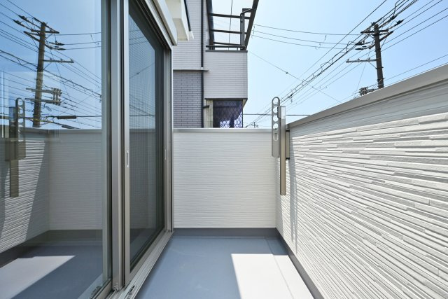 ファーストタウン西難波町2丁目新築一戸建て│1LDK+2S+駐車1台可のバルコニー|バルコニーは洗濯物や布団を干すだけでなく、暖かな陽射しや爽やかな風を存分に取り込みお部屋に開放感をもたらします