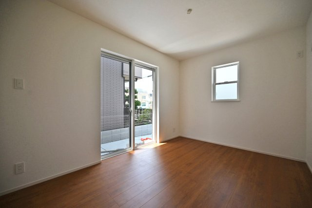 ファーストタウン西難波町2丁目新築一戸建て│1LDK+2S+駐車1台可の洋室|-1階主寝室（6.75帖）-
 全居室洋室で家具や敷物のカスタマイズを楽しめます！