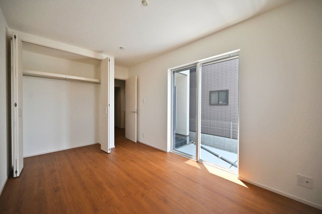 ファーストタウン西難波町2丁目新築一戸建て│1LDK+2S+駐車1台可の洋室|-1階主寝室（6.75帖）-
全居室収納スペース有。
収納スペースは枕棚とハンガーレールを導入。2面採光で通風まで良好です。