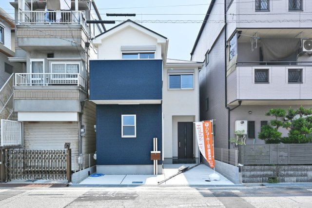 ファーストタウン西難波町2丁目新築一戸建て│1LDK+2S+駐車1台可の外観|阪神本線「出屋敷」駅徒歩18分×JR「立花」駅バス11分「西難波中」停歩5分の2WAYアクセス可能◎ブルーがアクセントのモダンな外観です！即日内覧可能。皆様からのご連絡を心よりお待ちしております。