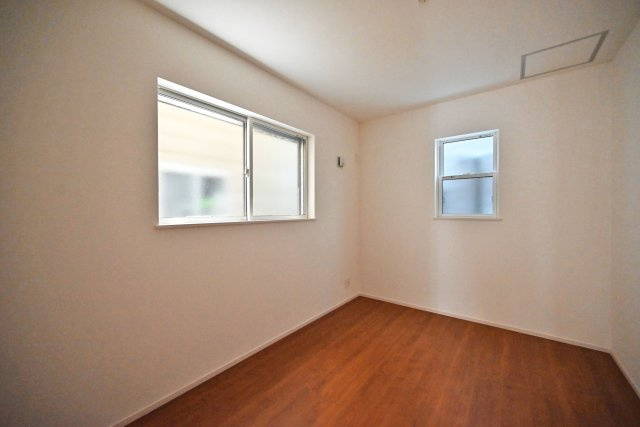 ファーストタウン西難波町2丁目新築一戸建て│1LDK+2S+駐車1台可の洋室|-1階納戸5.53帖-
全居室洋室で家具や敷物のカスタマイズを楽しめます！
