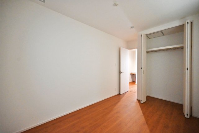 ファーストタウン西難波町2丁目新築一戸建て│1LDK+2S+駐車1台可の洋室|-1階納戸5.53帖-
全居室収納スペース有。
収納スペースは枕棚とハンガーレールを導入。2面採光で通風まで良好です。