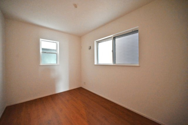 ファーストタウン西難波町2丁目新築一戸建て│1LDK+2S+駐車1台可の洋室|-1階納戸5.53帖-
全居室洋室で家具や敷物のカスタマイズを楽しめます！