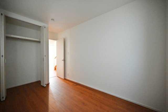 ファーストタウン西難波町2丁目新築一戸建て│1LDK+2S+駐車1台可の洋室|-1階納戸5.53帖-
全居室収納スペース有。
収納スペースは枕棚とハンガーレールを導入。2面採光で通風まで良好です。