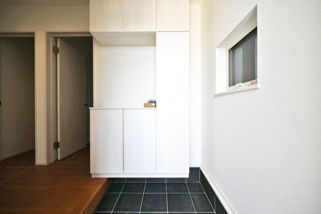 ファーストタウン西難波町2丁目新築一戸建て│1LDK+2S+駐車1台可の玄関|十分な容量のシューズボックスを完備×広々とした空間が魅力！
玄関収納の上にはお気に入りのインテリアも置くことが出来ます。