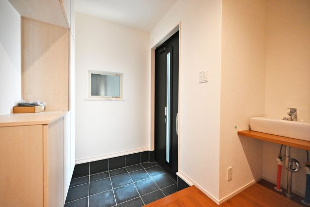 ファーストタウン西難波町2丁目新築一戸建て│1LDK+2S+駐車1台可の玄関|天井まであるシューズボックスでご家族の靴が片付きすっきりとした玄関に◎
玄関横に手洗い場が配置しています。