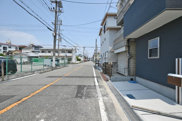 ファーストタウン西難波町2丁目新築一戸建て│1LDK+2S+駐車1台可の前面道路含む現地写真|前面道路は西側8.0ｍ公道です。