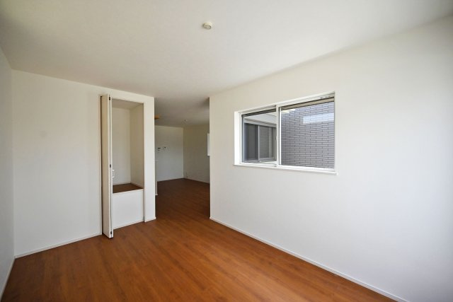 ファーストタウン西難波町2丁目新築一戸建て│1LDK+2S+駐車1台可の居間・リビング|ナチュラルテイストな内装はどんな家具も合わせやすく、お好みのインテリアコーディネートをお楽しみいただけます。