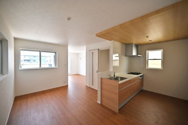 ファーストタウン西難波町2丁目新築一戸建て│1LDK+2S+駐車1台可の居間・リビング|ご家族で過ごすリビング空間が広いと一緒に過ごす時間も居心地良く快適！ リビングとダイニングをしっかりと分けられ、生活にメリハリを作れるのも嬉しいポイントです。