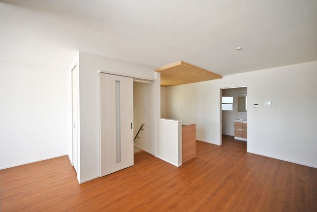 ファーストタウン西難波町2丁目新築一戸建て│1LDK+2S+駐車1台可の居間・リビング|水廻りをワンフロアにまとめ、毎日の家事がスムーズに◎
キッチンは対面式ながらカウンタータイプの為手元を隠しながら調理とコミュニケーションの両立が可能です！