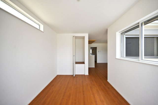 ファーストタウン西難波町2丁目新築一戸建て│1LDK+2S+駐車1台可の居間・リビング|18.3帖のLDKはホワイト×ウッドで統一され、
木の温かみを感じられるくつろぎ空間に仕上がりました。