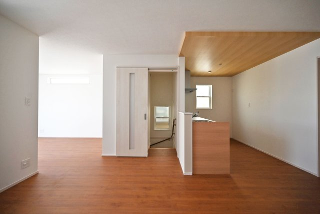 ファーストタウン西難波町2丁目新築一戸建て│1LDK+2S+駐車1台可の居間・リビング|キッチン・ダイニング・リビングそれぞれに窓を設けていますのであたたかな陽射しに包まれながら心地良い生活を送ることができます。リビング階段で家族間コミュニケーションにも配慮しながら動線になっています。