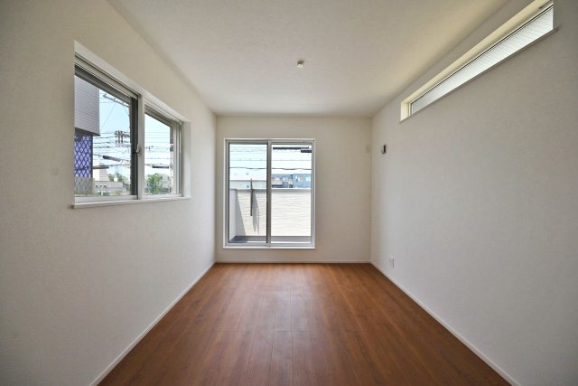 ファーストタウン西難波町2丁目新築一戸建て│1LDK+2S+駐車1台可の居間・リビング|生活空間のプライバシーを確保しやすい2階LDK◎
引き違い窓や高窓からの光がLDK全体に広がり、採光通風ともに良好です。
