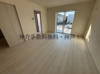 【居間・リビング】 | 神戸市垂水区福田5丁目　新築戸建　仲介手数料無料！ | 使いやすい居間です