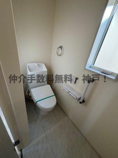 【トイレ】 | 神戸市垂水区福田5丁目　新築戸建　仲介手数料無料！ | 落ち着いた色調のトイレです