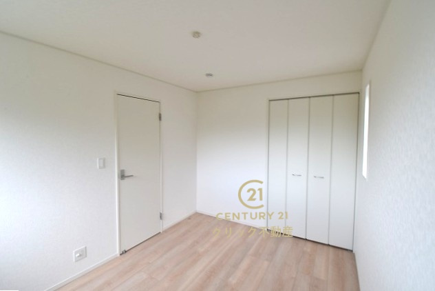 Cradlegarden　 北茨城市中郷町粟野　第1　2の洋室|折戸を開くと壁面クローゼット。衣類が横一列に並ぶためひと目で洋服が選びやすい！衣類をたくさんお持ちの方もスッキリ片付きます♪