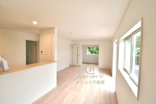 Cradlegarden　 北茨城市中郷町粟野　第1　2の居間・リビング|カーテンやラグの色、質感、選ぶ家具などでお部屋の雰囲気が変わります。お好みのインテリアを楽しみましょう♪白を基調とした内装ですので、あらゆるスタイルが馴染みます。