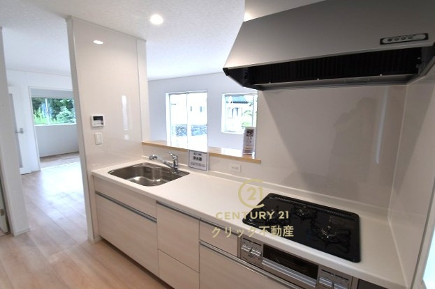 Cradlegarden　 北茨城市中郷町粟野　第1　2のキッチン|対面式システムキッチンです。十分な広さのキッチンなら家族での分担作業もはかどりそう！