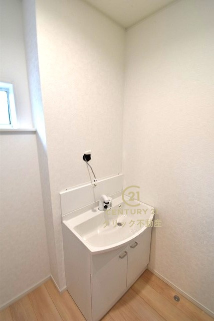 Cradlegarden　 北茨城市中郷町粟野　第1　2の独立洗面台|写真は洗面台上部取り付け前です。洗面室は窓があるので採光、通風良好です！