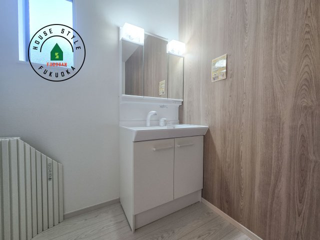 福岡市東区松崎3丁目第1-1棟（1号棟）の独立洗面台|毎日使うものだから清潔な空間を保ちたい水回り。洗面にはそんな願いを解消させてくれる収納アイデアが満載です。三面鏡の裏側にはキャビネットが現れ小物から背の高い物まで収納できます。