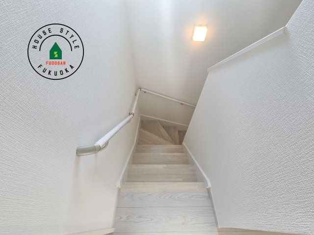 福岡市東区松崎3丁目第1-1棟（1号棟）の内装|階段からも明るい光が入ります。採光や通風も階段の重要な役割です。