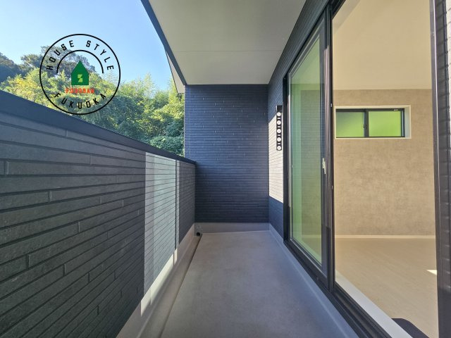 福岡市東区松崎3丁目第1-1棟（1号棟）のバルコニー|風をしっかりと感じられるバルコニーでは、毎日が洗濯日和です。広々としているので洗濯も楽しくなるでしょうし、気分転換にバルコニーからの眺めを楽しむのもいいでしょう。