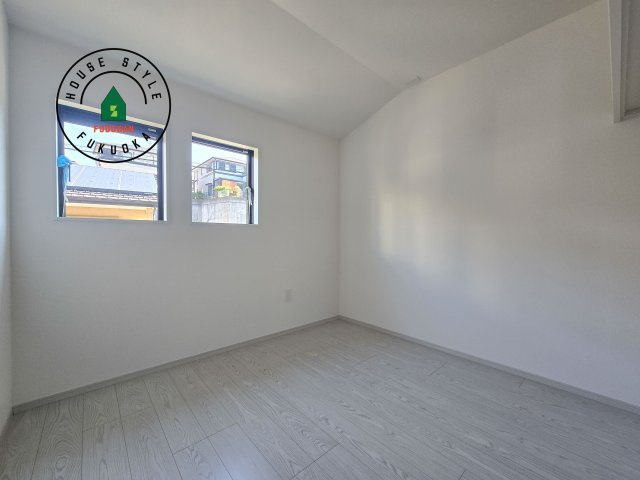 福岡市東区松崎3丁目第1-1棟（1号棟）の子供部屋|柔らかい陽光が差し込む明るいお部屋を演出する設計。彩光の取れる窓が気持ちの良いお部屋を創り上げます。