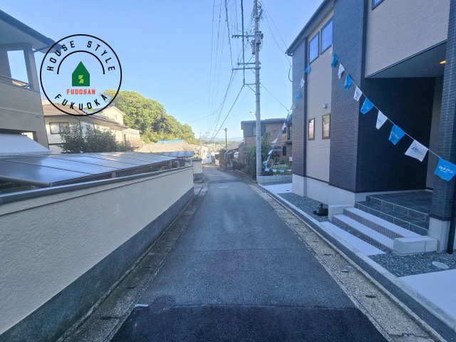 福岡市東区松崎3丁目第1-1棟（1号棟）の前面道路含む現地写真|前面道路は閑静な住宅地をはしる車通りの少ない道路。お車の出し入れが苦手なママや小さなお子様にも安心ですね。しっかり舗装もされているので、ベビーカーや自転車で通っても快適に通行できます。